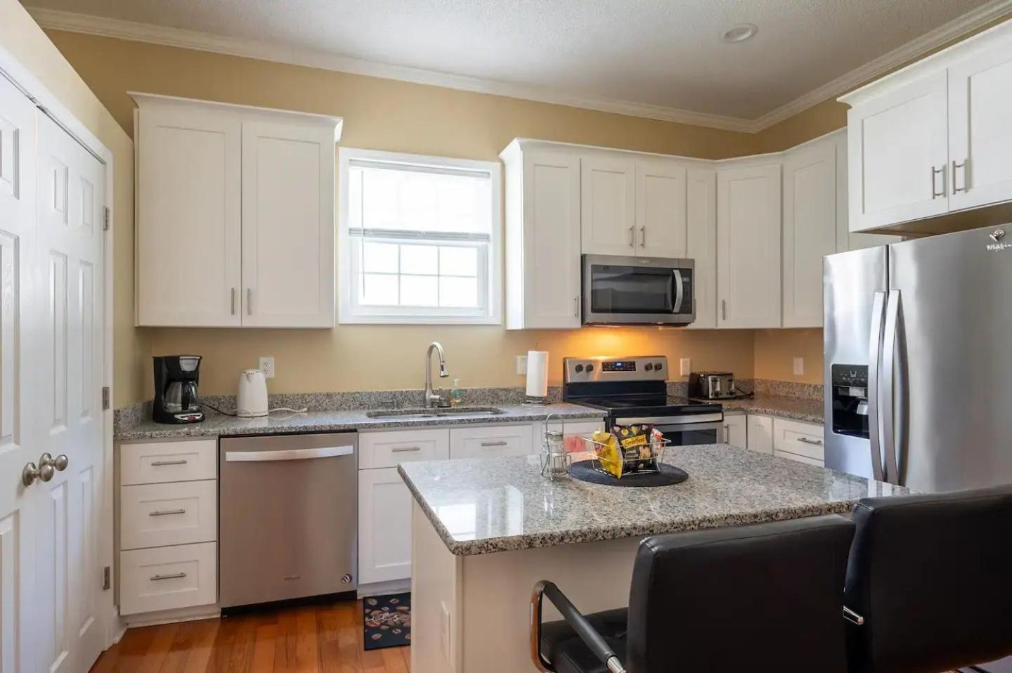 Modern 3-Bedroom, Big Fence Yard, Pets Stay Free Durham Exterior foto