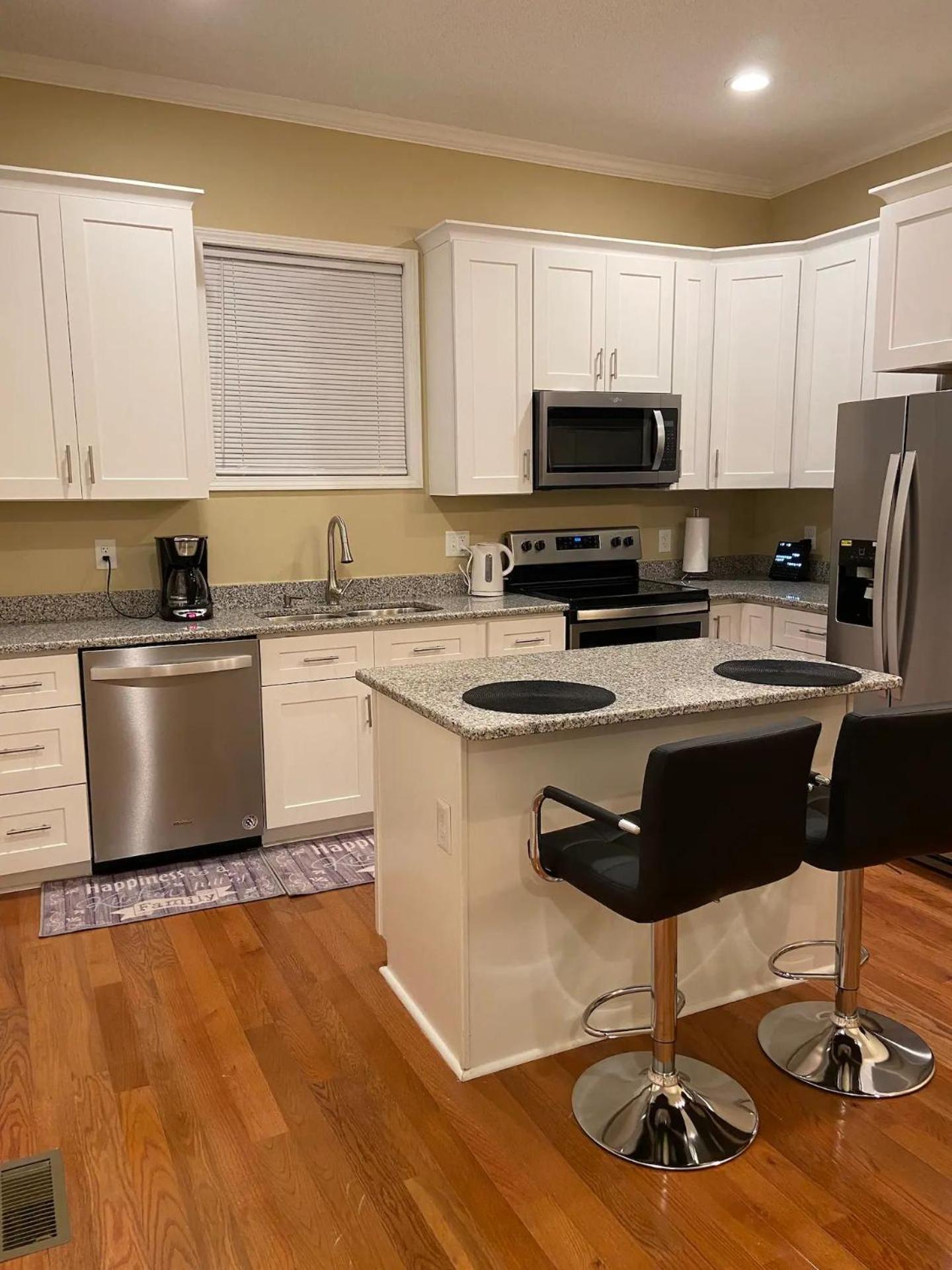 Modern 3-Bedroom, Big Fence Yard, Pets Stay Free Durham Exterior foto